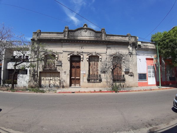 Venta casa centrica antigua a refaccionar.