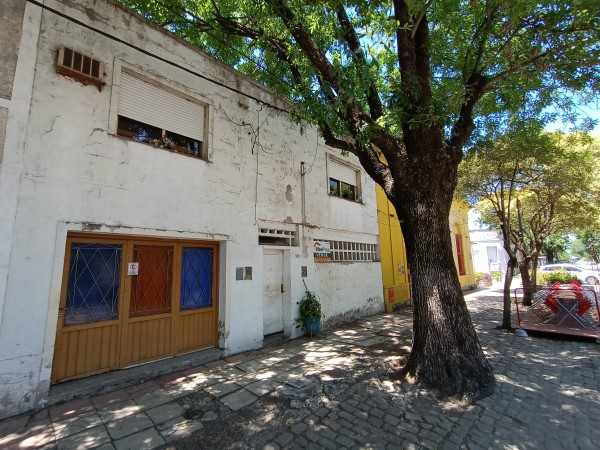 Venta lote con dos deptos zona costanera.