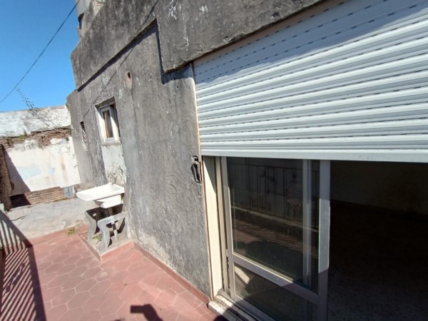 Venta lote con dos deptos zona costanera.