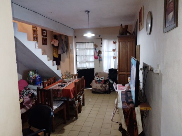 Venta lote con dos deptos zona costanera.