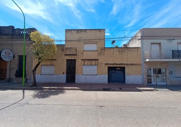 Venta casa centrica sobre avenida.